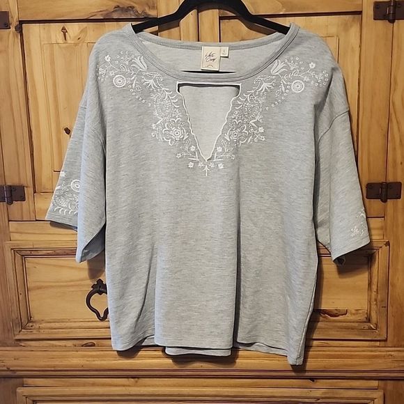 Buckle Tops - White Crow Top sz L Gray with White Embroidered Detail